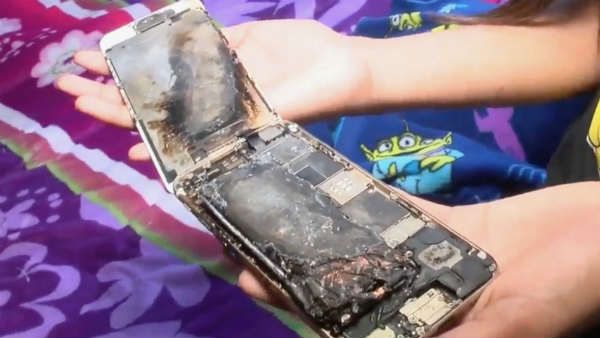 iphone लेकर बिस्‍तर पर बैठी थी 11 साल की लड़की, अचानक फोन से निकलने लगी चिंगारी