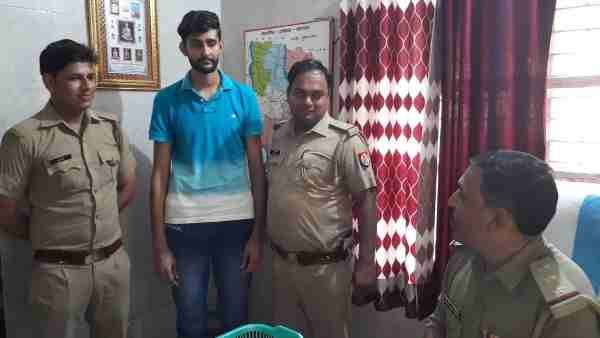 यूपी: सरेंडर करने खुद थाने पहुंचा बदमाश, कहा- मैं 25 हजार का इनामी 'हवा सिंह'