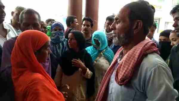 सांप के काटने के बाद इलाज के लिए अस्पताल पहुंची थी महिला, मौलवी परिसर में करने लगा झाड़-फूंक