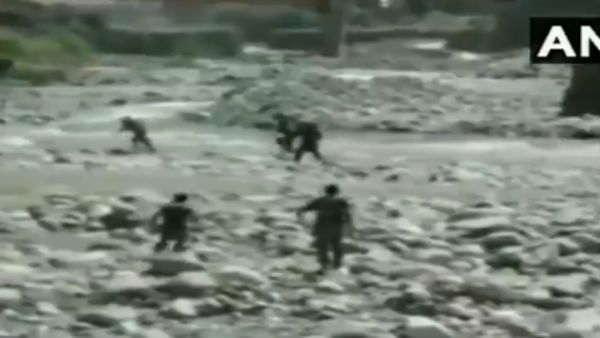 video: बारामूला में नदी के तेज बहाव में डूब रही थी लड़की, CRPF जवानों ने बचाई जान