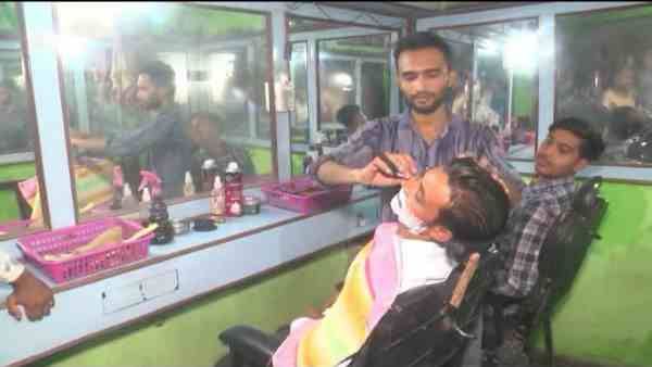 FIR के बाद बाल और दाढ़ी काटने वाले मुस्लिम नाइयों ने खोली दुकानें, बोले- अब सबके काटेंगे बाल