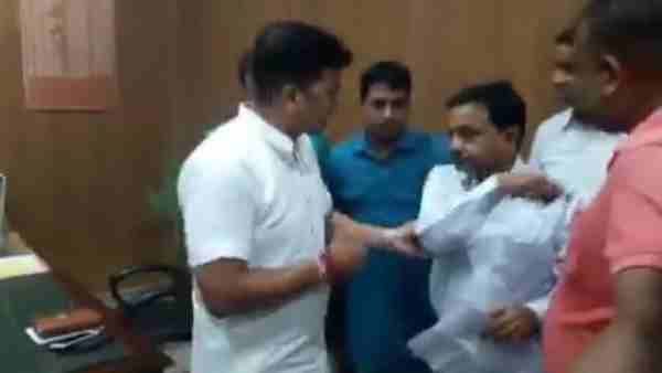 बरेली: हेल्थ अफसर पर भ्रष्टाचार का आरोप लगाकर मेयर ने की अभद्रता, 50 लोगों के खिलाफ दर्ज हुई FIR