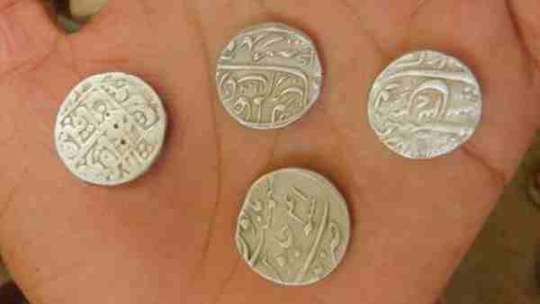 भदोही: खुदाई में मिले 14वीं शताब्दी के मुगलकालीन चांदी के सिक्के