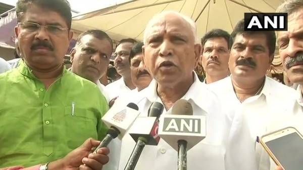 सीसीडी के मालिक के अंतिम संस्कार में पहुंचे कर्नाटक के CM येदियुरप्पा, पूर्व सीएम कुमारस्वामी हुए भावुक