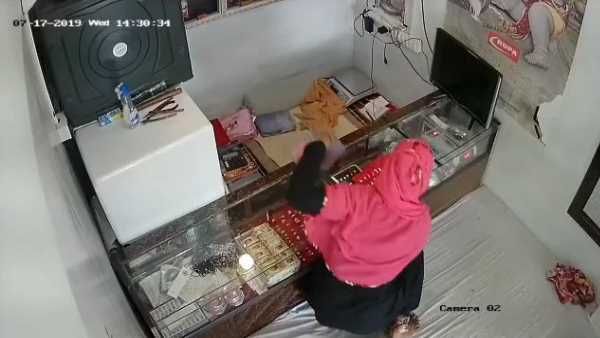 दो नकाबपोश महिलाओं ने दुकान में की एंट्री, बाद में सीसीटीवी देखकर पता चली उनकी करतूत, देखिए वीडियो