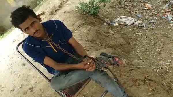 भाई को जंजीर से जकड़ कर घर के बाहर पेड़ से बांधा, घरवाले इस बात से हैं परेशान