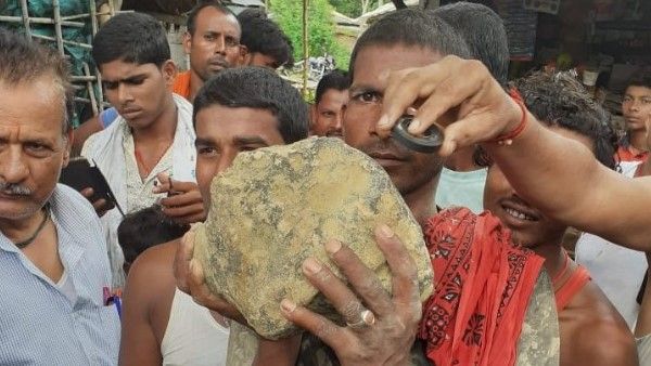 बिहार में आसमान से गिरा 15 किलो का रहस्यमयी पत्थर, देखने पहुंचे नीतीश कुमार