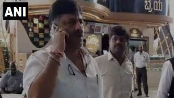 कर्नाटक: 14 बागी विधायक ने मुंबई छोड़ी, बस से रवाना हुए गोवा