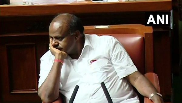 कर्नाटक: कुमारस्वामी की सरकार गिरने के बाद अब बागी विधायकों पर मंडरा रहा बड़ा खतरा
