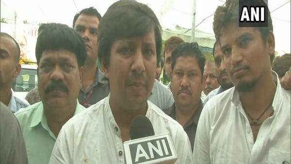 भाजपा ने निगम कर्मचारी को बल्ले से पीटने वाले अपने विधायक आकाश विजयवर्गीय को भेजा नोटिस