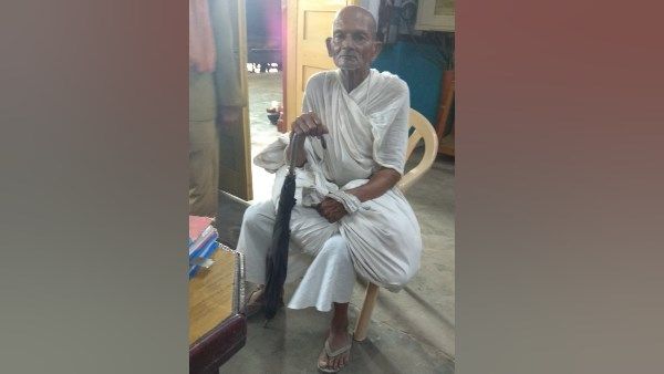 इटावा: धोती-कुर्ता और हवाई चप्पल पहने बुजुर्ग को सिपाही ने शताब्दी में चढ़ने से रोका