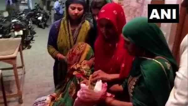 एटा: दबंगों ने गर्भवती महिला को लात-घूसों से जमकर पीटा, हुआ गर्भपात