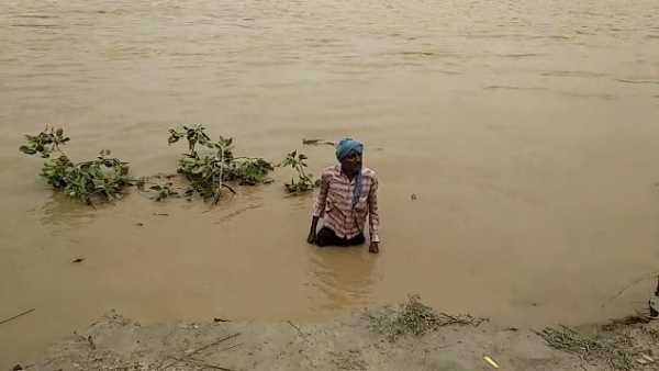 बाढ़ की स्थिति देखने गांव पहुंचे ADM और SDM, किसान ने उनके सामने लगा दी घाघरा नदी में छलांग