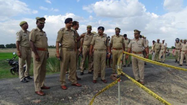 यूपी पुलिस का कारनामा: ग्रामीणों ने पकड़ा, पुलिस ने गोली मार दिखाया मुठभेड़ में गिरफ्तार