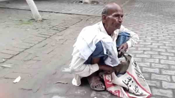 बुजुर्ग पिता को बेटे ने पीटकर घर से निकाल दिया, आंखों में आंसू लेकर दर-दर भटककर एसपी ऑफिस पहुंचा