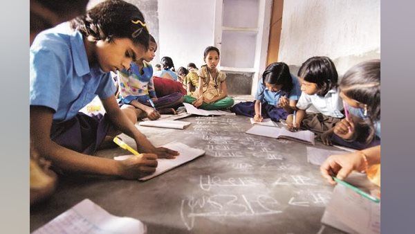 गुजरात में शिक्षा बजट 30000 करोड़, लेकिन सरकारी स्कूलों की स्थिति बहुत खराब, 17417 क्लासरूम की कमी