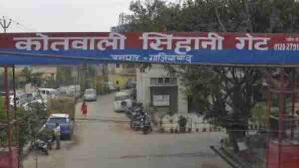 गाजियाबाद: दलित महिला को मंदिर जाने से रोका, जाति पूछकर मारी लात