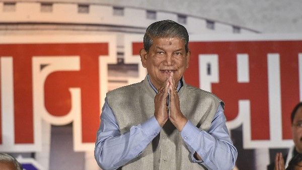 उत्तराखंड तक पहुंची इस्तीफे की आंच, राहुल के बाद हरीश रावत ने छोड़ा पद