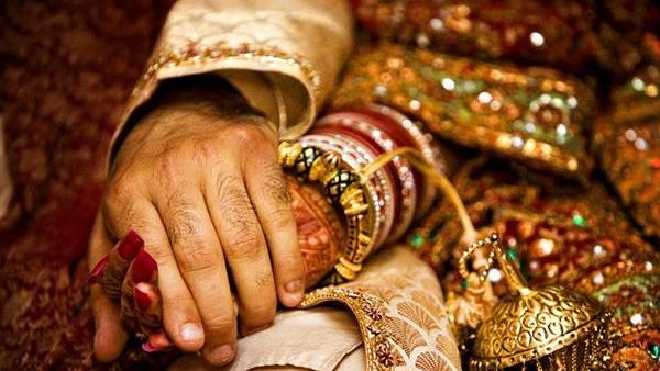 16 साल से शादीशुदा शख्स को सर्टिफिकेट के लिए अधिकारी ने दे दी दोबारा शादी की सलाह
