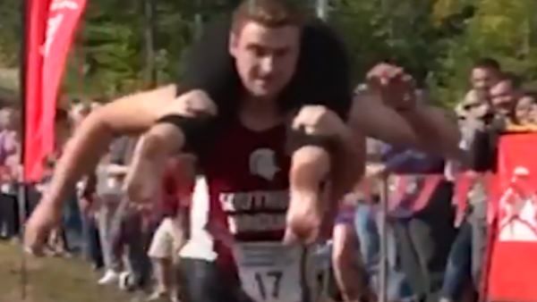 Wife Carrying चैंपियनशिप जीतने पर कपल को मिला ये अनोखा ईनाम