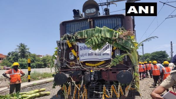 जल संकट से जूझ रहे चेन्नई के लिए जोलरपेट से भेजी गई पानी से भरी 50 वैगन ट्रेन