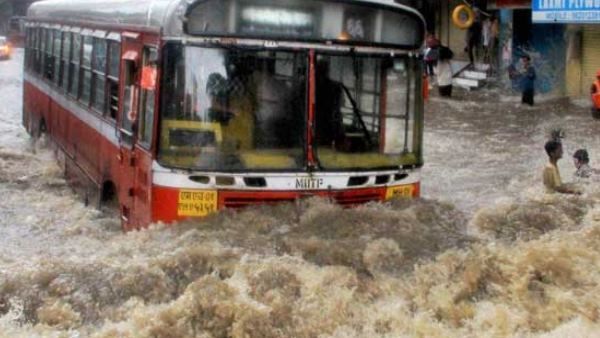 बरसात से बढ़ा नदी का जलस्तर, पुल को पार करते हुए बाइक सहित बह गया कपल