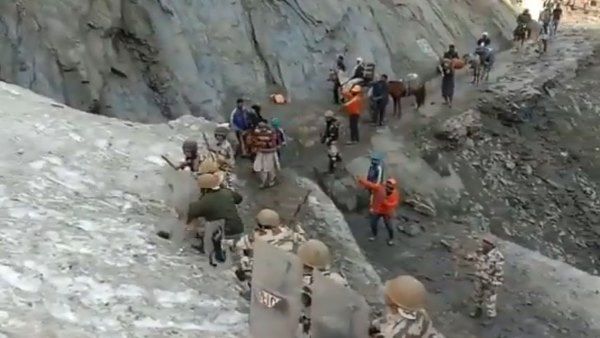 अमरनाथ यात्रा के दौरान गिरने लगे पत्थर, श्रद्धालुओं के लिए ढाल बन खड़े हुए ITBP के जवान