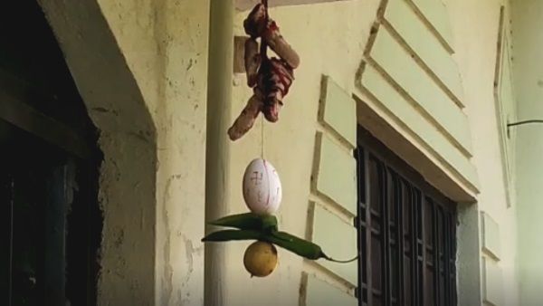 रात को परिवार के मुखिया की तबीयत बिगड़ी, सुबह दरवाजे पर लटका मिला आटे का पुतला, नीबू और अंडा, पूरा परिवार सदमे में