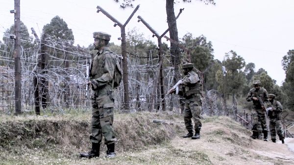 पाकिस्तान ने भारत के खिलाफ रची बड़ी साजिश, आतंकी भेजने के लिए LOC पर बनाए 30 लॉन्च पैड