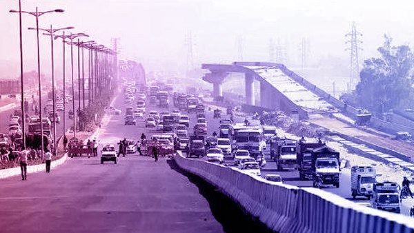 दिल्ली में जानलेवा बनी पतंगबाजी, गले में मांझा अटकने से बच्ची समेत फ्लाइओवर से नीचे गिरा बाइक सवार