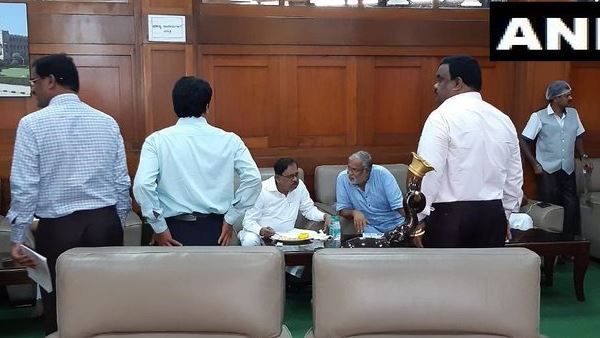 कर्नाटक: रातभर धरने पर रहे बीजेपी नेताओं के लिए कांग्रेस ने की डिनर की व्यवस्था, डिप्टी सीएम ने साथ में किया नाश्ता
