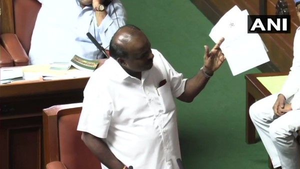 VIDEO:कुमारस्वामी की डेस्क पर दिखा कथित इस्तीफा, CMO ने बताया 'फेक'