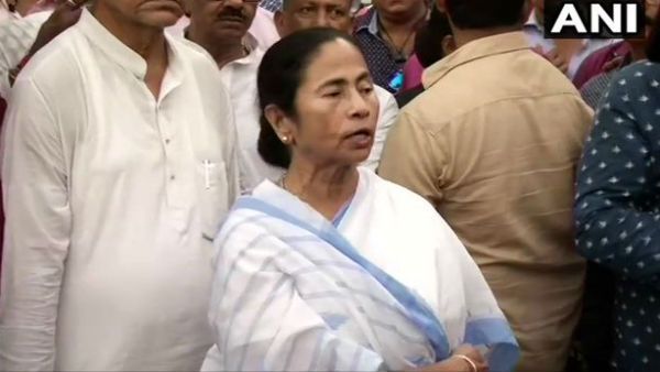 ममता बनर्जी ने EVM पर उठाया सवाल, कहा-चुनाव सुधार के लिए बैलेट पेपर से हो वोटिंग