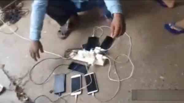 नहीं आई बिजली तो पूरा गांव मोबाइल चार्ज करने पहुंच गया रेलवे स्टेशन, आपस में भिड़े लोग