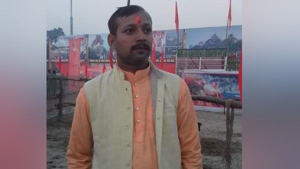 प्रतापगढ़ में दिनदहाड़े वीएचपी नेता की गोली मारकर हत्या, परिजनों की पुलिस से हुई झड़प