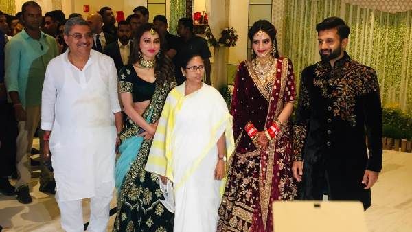 टीएमसी सांसद नुसरत जहां के रिसेप्शन की पहली तस्वीर आई सामने, ममता बनर्जी भी हुईं शामिल