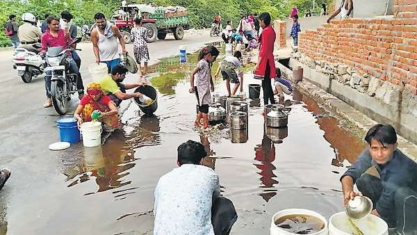 राजस्थान: यहां पर सड़क पर बहा 44 हजार लीटर तेल, लोग बर्तनों में भी भरकर ले गए
