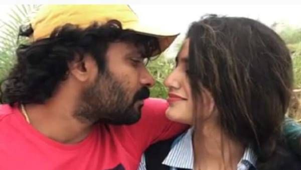 VIDEO: दोस्त को किस करने वाली थीं प्रिया प्रकाश लेकिन बीच में हो गया कुछ ऐसा कि...
