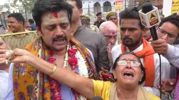 वृद्ध महिला को रवि किशन ने दिए 500 रुपये, महिला ने कहा-भीख नहीं मांग रही