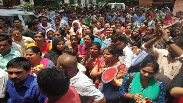 यूपी: 6 महीने से सरकारी कर्मचारियों को नहीं मिला वेतन, प्रदर्शन में शामिल महिला रोते हुए बोली- पति ने छोड़ दिया मुझे