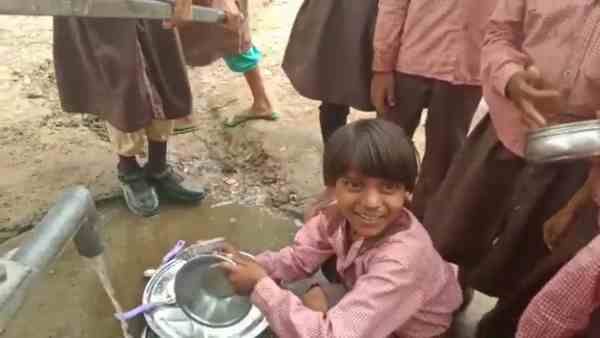 Video: स्कूल के टीचर बच्चों से धुलवा रहे अपने जूठे बर्तन, बच्चे बोले- झाड़ू भी लगवाते हैं