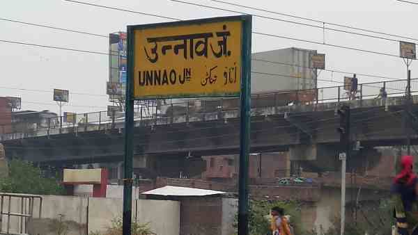 प्रतापगढ़-भोपाल एक्सप्रेस में ड्यूटी कर रहे कांस्टेबल से चलती ट्रेन में लुटेरों ने छीनी पिस्टल, सस्पेंड