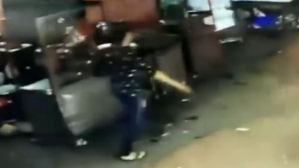 दिल्ली: दुकान में तलवार लहराकर तोड़फोड़, सामने आया वीडियो तो हुआ गिरफ्तार