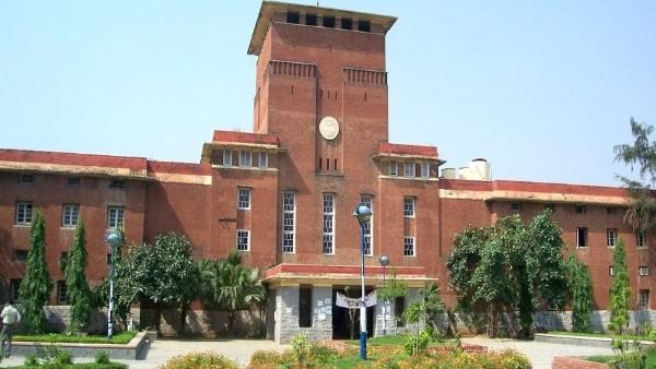 दिल्ली यूनिवर्सिटी के इन कॉलेजों में लेना है एडमिशन तो हर साल लगाने होंगे 10 पौधे