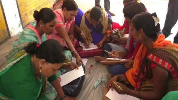 समायोजन की मांग को लेकर शिक्षामित्रों ने केंद्र व प्रदेश सरकार को खून से लिखा खत, रोती रहीं महिलाएं