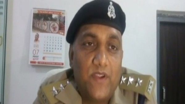 अस्पताल के पास कचरे के ढेर में लोगों ने पड़ा देखा बच्चे का शव, कुत्ते नोंच रहे थे उसे