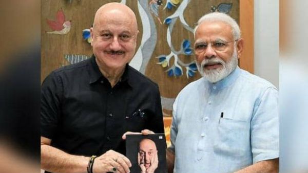 अनुपम खेर ने मोदी को गिफ्ट की अपनी ऑटोबायोग्राफी, पीएम ने दिया ये रिएक्शन