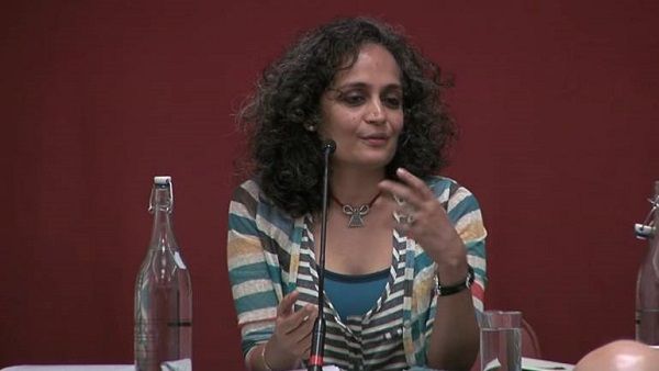 NPR को लेकर अरुंधति रॉय का बयान पहुंचा सुप्रीम कोर्ट