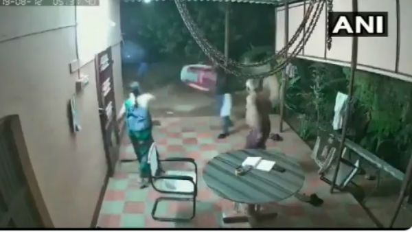 Video: घर में घुसे लुटेरे, बुजुर्ग दंपति ने कुर्सी-स्टूल से दौड़ा-दौड़ाकर मारा