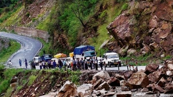 उत्तराखंड में बद्रीनाथ हाइवे पर बस पर गिरा बोल्डर, 5 की मौत